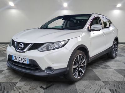 le suv blanc de nissan est garé sur un carrelage en damier