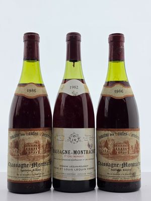 trois bouteilles de vin posées sur une table, l'une à côté de l'autre