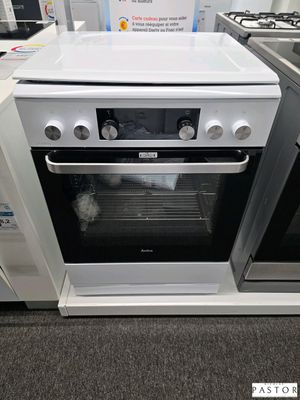 une cuisinière et un four blancs dans un magasin où sont exposés d'autres appareils électroménagers