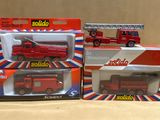 deux camions de pompiers rouges et un camion de pompiers rouge en boîte