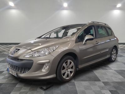 la voiture argentée est garée sur un sol en damier dans le garage