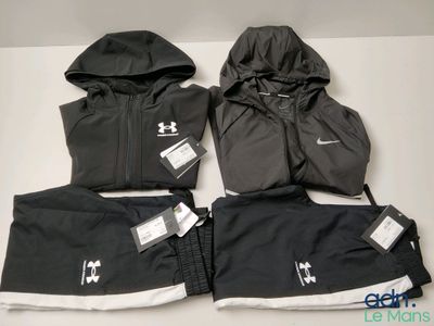 trois vêtements noirs et blancs posés sur une surface blanche