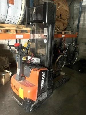un chariot élévateur à fourche garé dans un garage