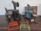 une table sur laquelle sont posés quelques anciens appareils photo et d'autres objets