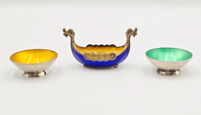 trois bols de couleurs différentes posés les uns à côté des autres sur une surface blanche