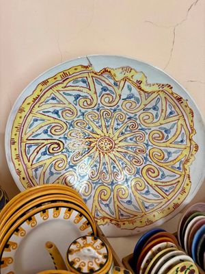 plusieurs assiettes et bols posés sur une table