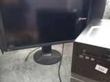 un ordinateur de bureau et un écran posés sur une table