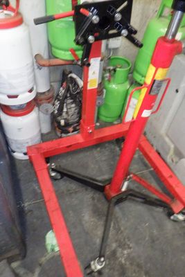 une photo d'un établi rouge avec de nombreuses bouteilles de gaz