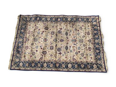 gros plan d'un tapis sur une surface blanche