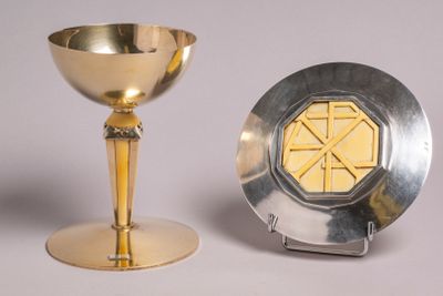 157. PARIS, entre1936 et 1945, Calice et patène en argent do…