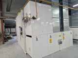 une grande machine blanche au milieu d'une pièce