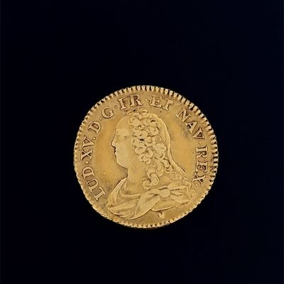 gros plan d'une pièce d'or sur fond noir