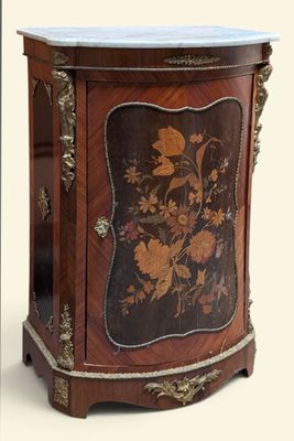 une armoire en bois avec un plateau en marbre et un motif floral
