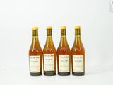 trois bouteilles de vin posées les unes à côté des autres sur une surface blanche