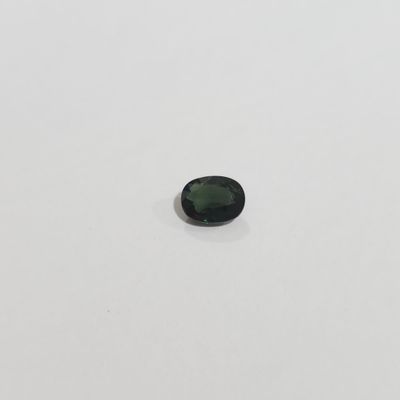 une tourmaline verte sur un fond blanc
