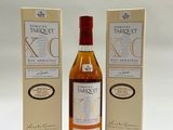 deux bouteilles de vin posées l'une à côté de l'autre sur une surface blanche