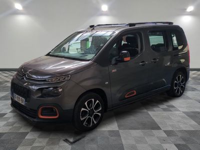 une camionnette grise garée sur un sol en damier dans un garage