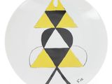 une assiette blanche ornée d'un motif jaune et noir