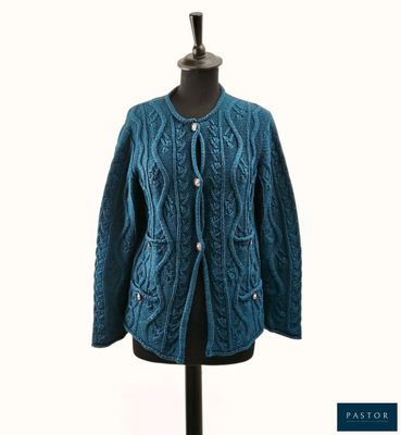 un gros plan d'une veste bleue sur un mannequin