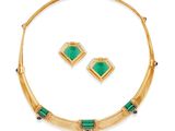 un ensemble composé d'un collier et de boucles d'oreilles en émeraudes et diamants