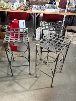 Suite de trois de tabourets de bar en fer laqué noir, le piè…