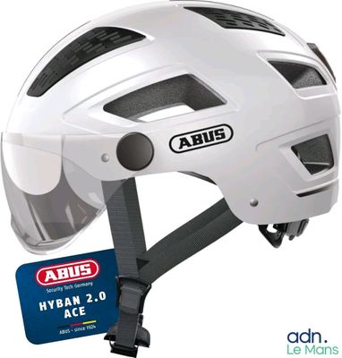une image montrant un gros plan d'un casque sur fond blanc