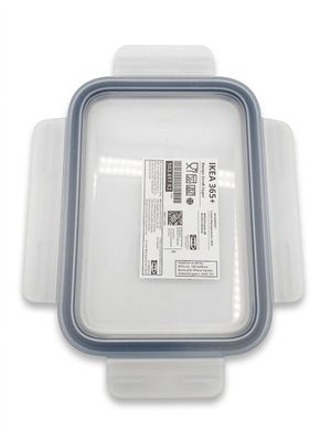 un récipient en plastique muni d'un couvercle posé sur une surface blanche