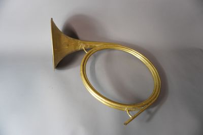 un instrument à vent en laiton posé sur une surface blanche