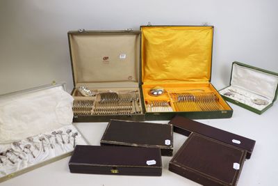 tout un assortiment d'argenterie dans un coffret
