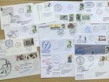 beaucoup de timbres posés sur une table, sur lesquels sont représentés d'autres timbres