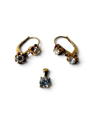 deux paires de boucles d'oreilles en or et diamants sur fond blanc