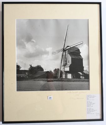 photographie en noir et blanc d'un moulin à vent dans un cadre champêtre