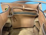 un sac à main muni d'une fermeture éclair à l'intérieur