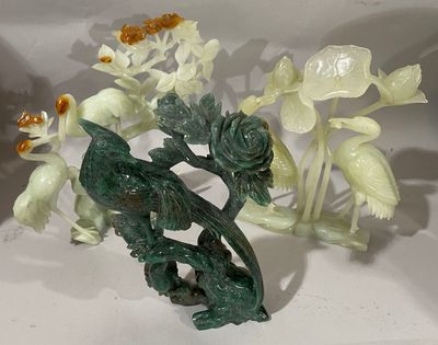 un vase vert orné d'un oiseau et de fleurs