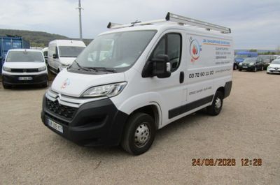 une camionnette blanche garée dans un parking