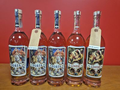 quatre bouteilles de vin sont alignées sur une table