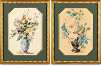 deux tableaux représentant des fleurs dans un vase et un vase contenant des fleurs