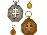 trois médailles ornées d'une croix et une médaille sur fond blanc