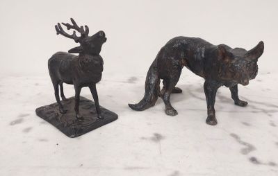 deux figurines représentant un chien et un cerf sur un fond blanc