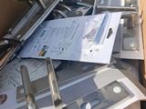 une boîte en carton contenant tout un tas d'appareils électroménagers