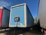 deux semi-remorques garées l'une à côté de l'autre sur le bord de la route