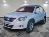 une photo d'un SUV blanc garé dans un showroom