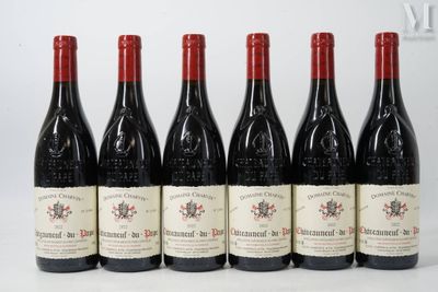 six bouteilles de vin rouge alignées sur une surface blanche