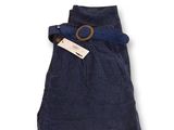 robe bleue en velours côtelé avec une ceinture et une étiquette