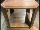 une petite table en bois surmontée d'une étagère