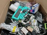 une boîte en carton remplie d'appareils électroniques et d'autres objets