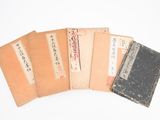 plusieurs vieux livres sont empilés sur une surface blanche