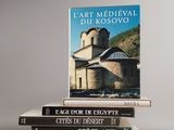plusieurs livres sont empilés sur une table