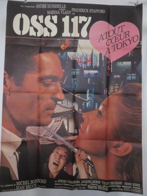 une vieille affiche de cinéma représentant un homme embrassant une femme devant un cœur