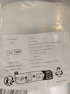 une étiquette au dos d'une cuvette de WC blanche